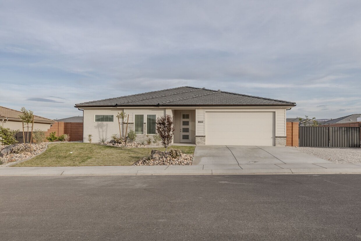 Foto principal - Beautiful Property in the Sage Canyon Neig...