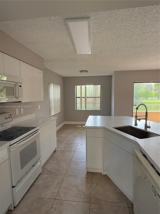 Building Photo - 9999 Summerbreeze Dr