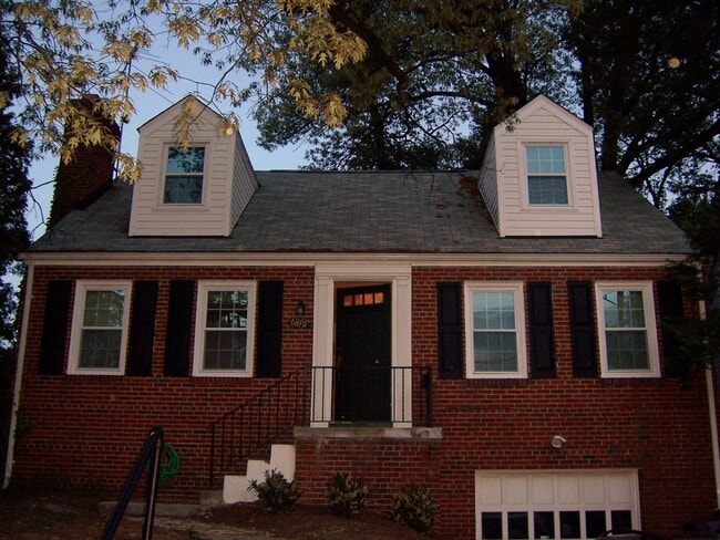 Foto del edificio - 6819 Laurel Street Northwest
