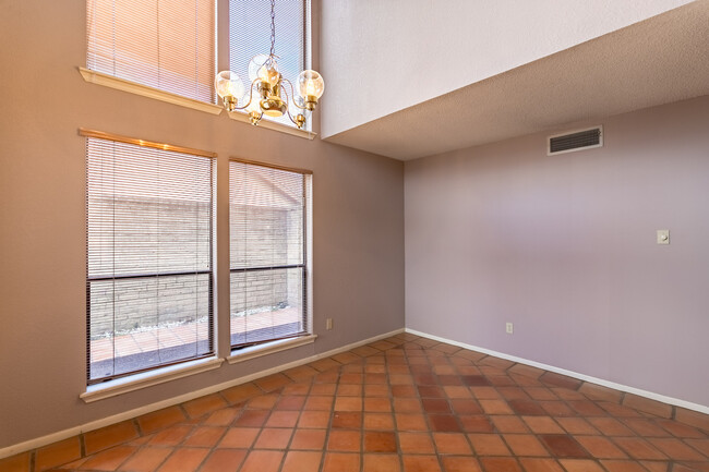 Foto del edificio - Two-story - 2 bedroom/ 2.5 bath townhome -...