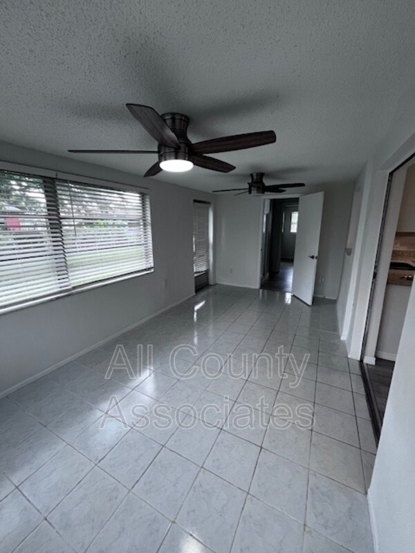 Foto del edificio - 7331 Parrot Dr
