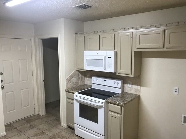Building Photo - Single Family Home *LEASING SPECIAL AVAILA...
