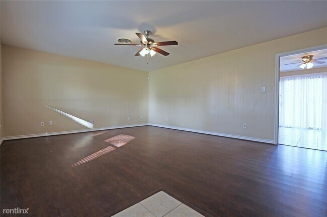 Foto del edificio - 5 br, 3 bath House - 102 Timberlane Street