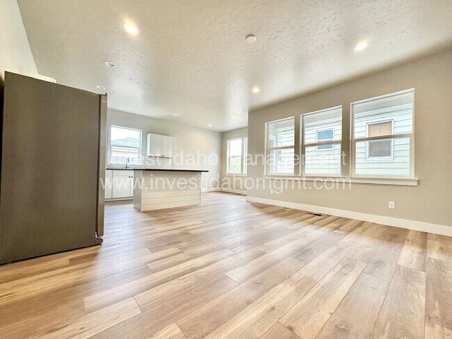 Building Photo - 4 bedroom 2 bathroom home near Boise State...