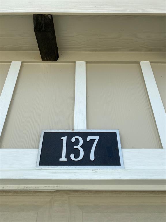 Building Photo - 137 Camelot St
