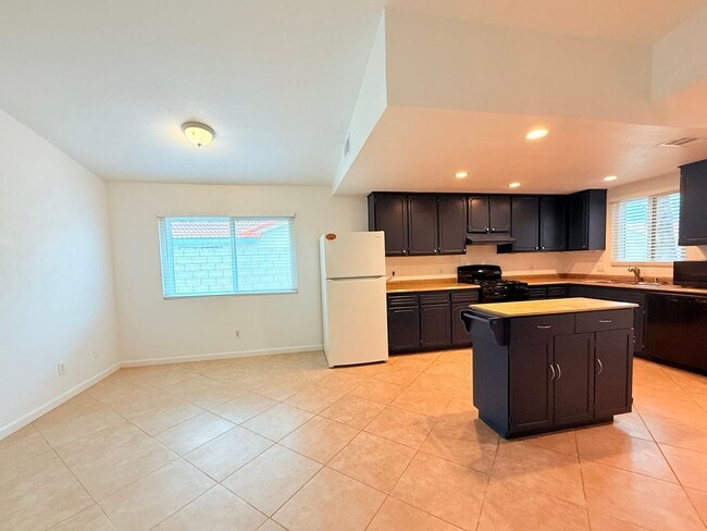 Building Photo - AVAILABLE NOW !! 2 Bedroom 2 Bathroom Home...