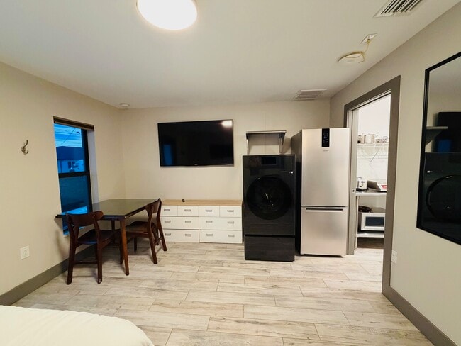 Building Photo - 2116 NE 8th Pl