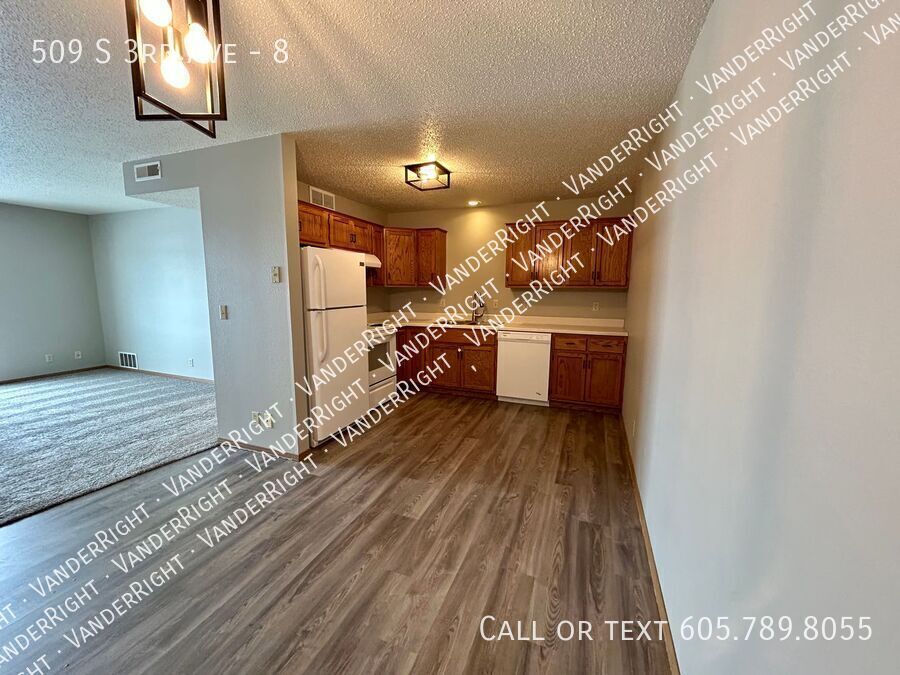 Primary Photo - Garden Level 2 Bedroom Apartment - Recentl...