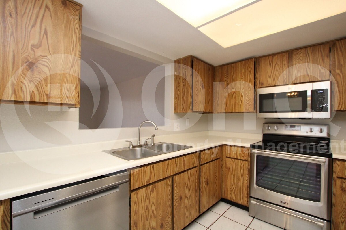 Foto principal - 744 W Oxford Dr