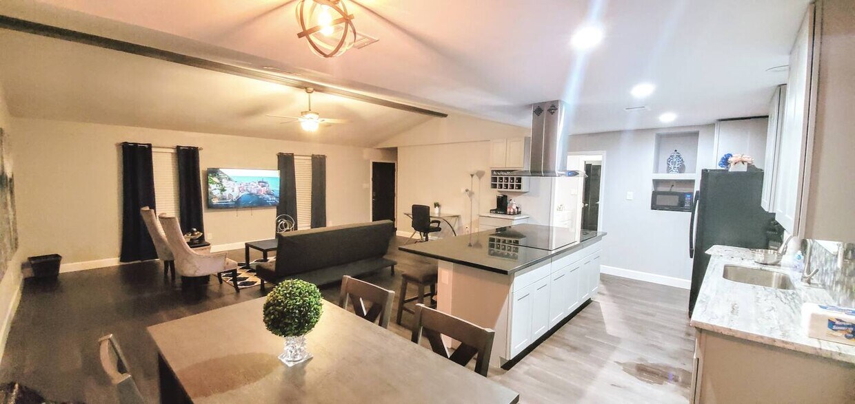 Foto principal - 15865 Shatterway Ln