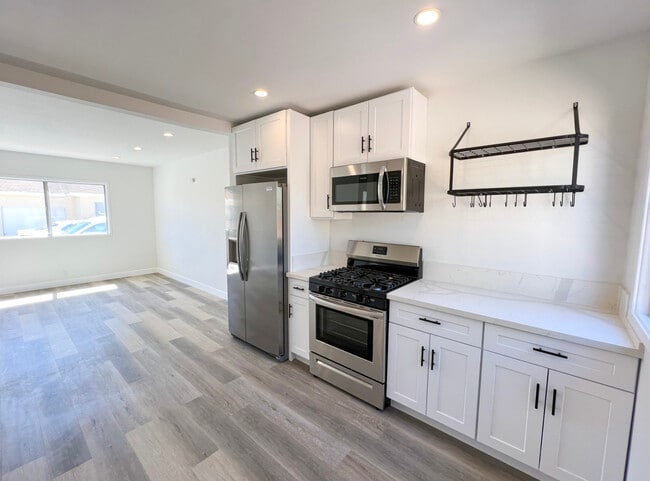 Building Photo - 15301 Eastwood Ave