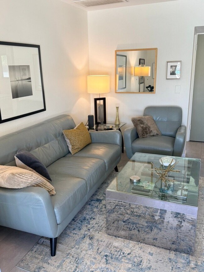 Building Photo - 777 E San Lorenzo Rd