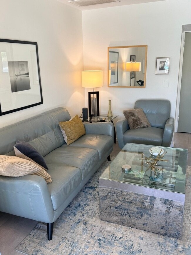 Building Photo - 777 E San Lorenzo Rd