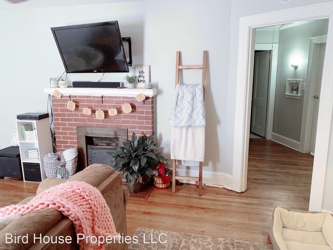 Building Photo - 3 br, 2 bath House - 805 E 1st St.