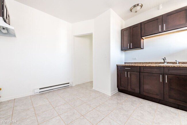 Building Photo - 1 br, 1 bath Apartment - 5100 W Monroe St