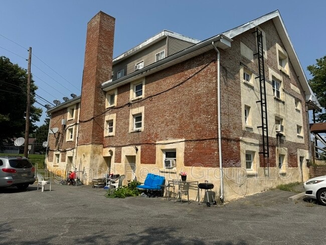 Building Photo - 1889 Habecker Rd