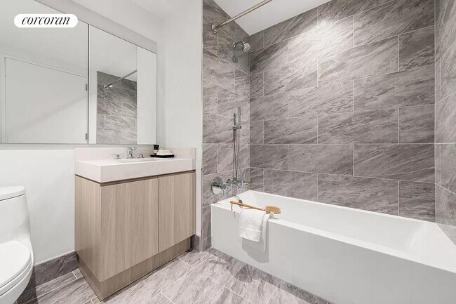 Foto del edificio - 675 W 59th St