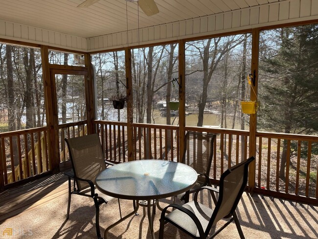 Building Photo - 427 Chateau Dr