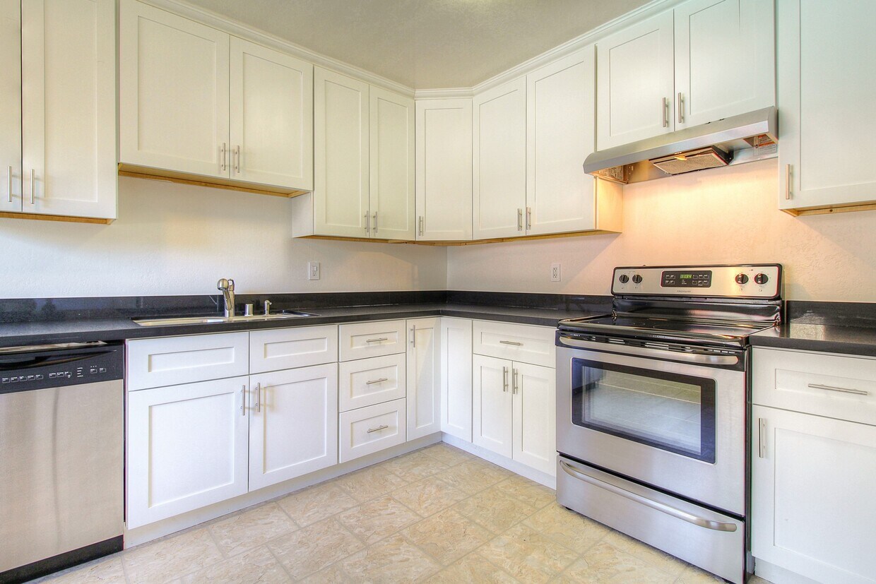 Foto principal - 6233 Montecito Blvd
