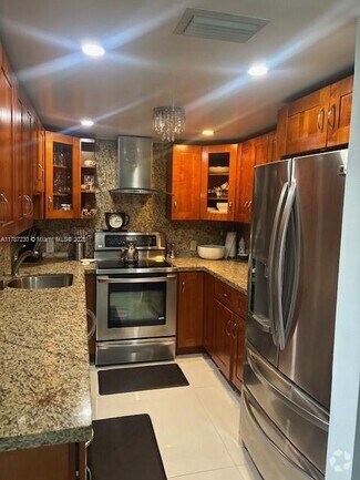 Building Photo - 20379 W Country Club Dr