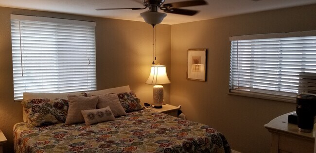 Dormitorio - 2499 1/2 Pierce Street