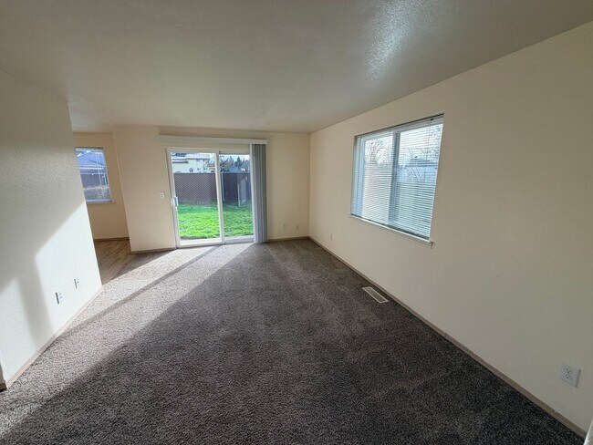 Foto del edificio - Three Bedroom Duplex in Keizer, Landscaping Included!