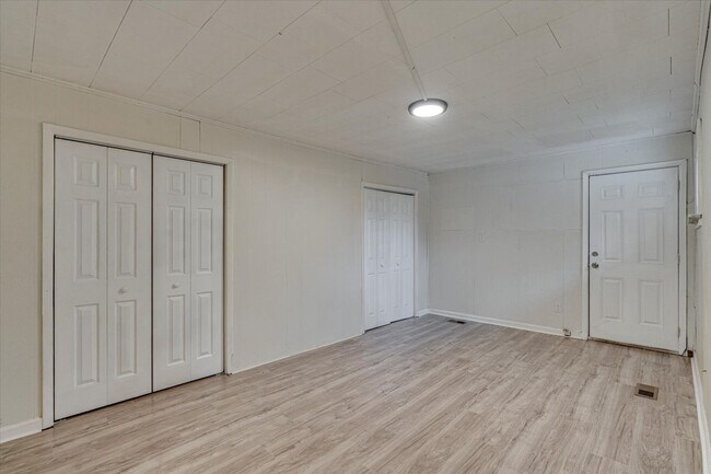 Building Photo - 2000 Milne St