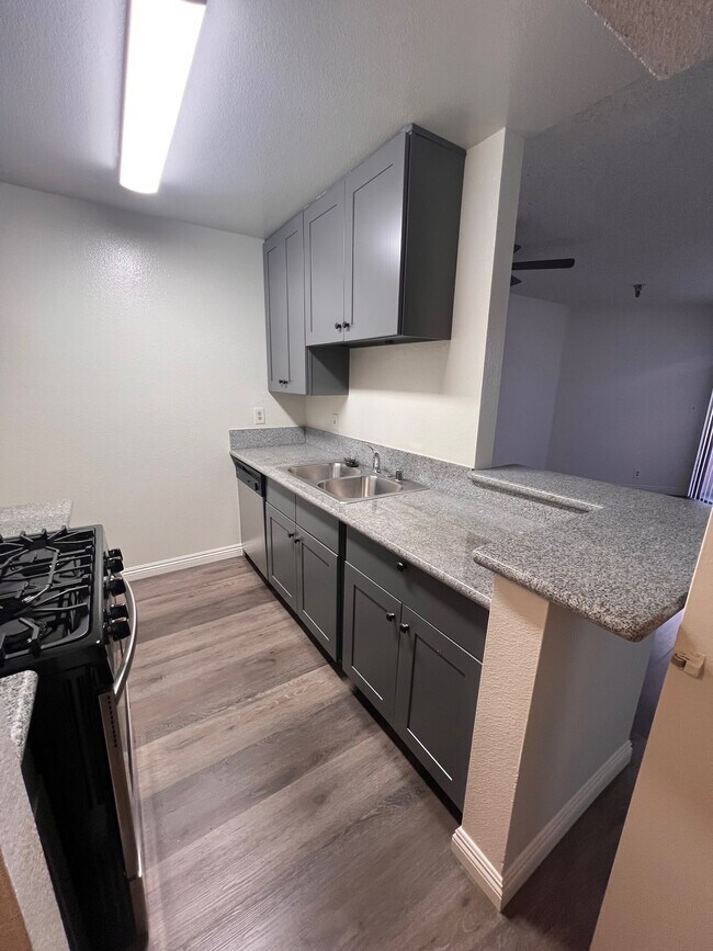 Foto del edificio - 1791 N Sycamore Ave