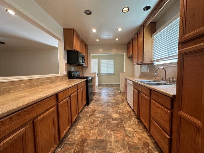 Building Photo - 1627 Tamar Dr