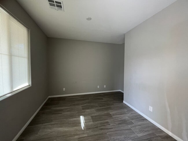 Building Photo - Remarkable 2 Story Home!