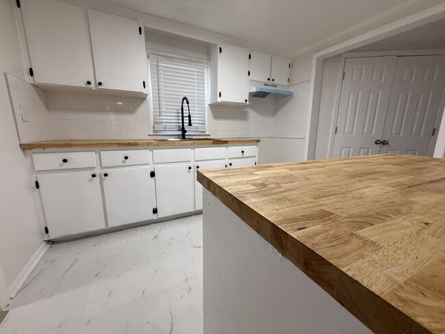 Building Photo - 321 Easy St