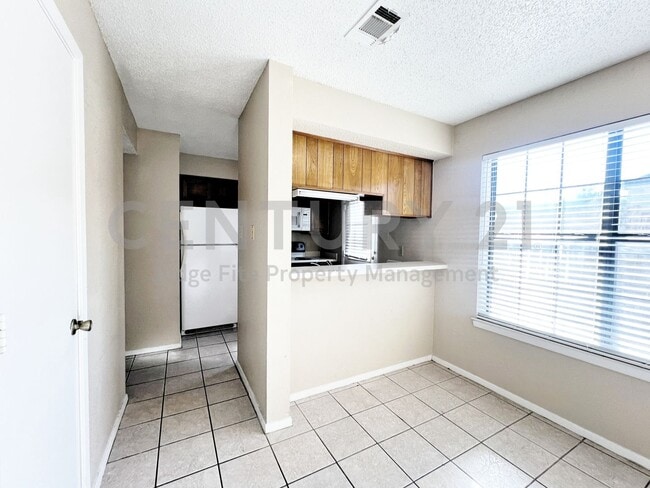 Building Photo - Lovely 2-Story 2/2.5 Condo in Denton For Rent!