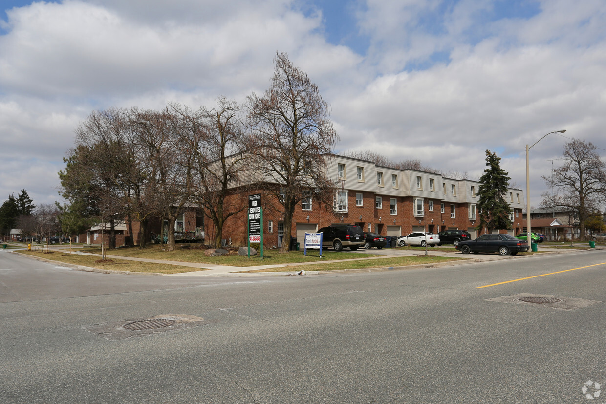 Primary Photo - Huningtonwood Residents