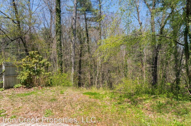 Foto del edificio - 3 br, 1.5 bath House - 14 Chateau Pl