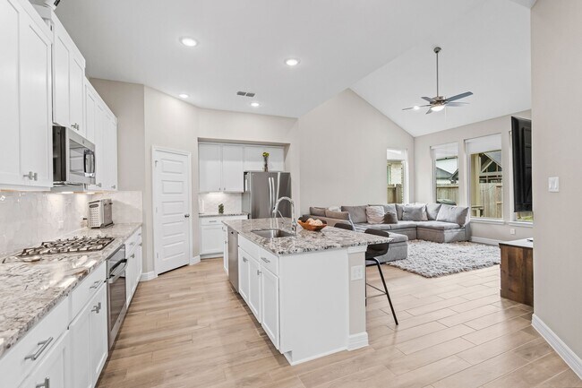 Foto del edificio - 4106 Sherman Oak Ln