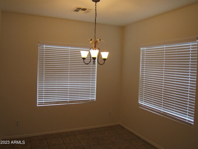 Foto del edificio - 9238 W Milkweed Loop