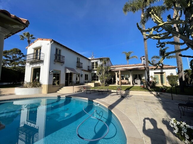 Building Photo - 6692 La Jolla Scenic S Dr