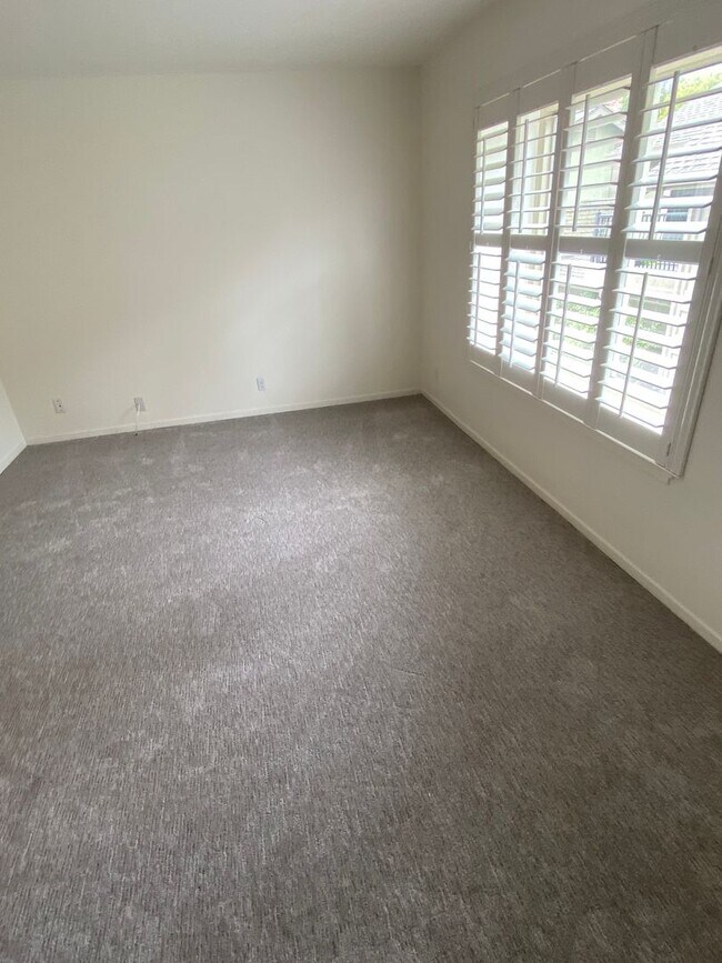 Foto del edificio - Beautifully Remodeled St. Helena Townhome with Pool Access & 2-Car Garage