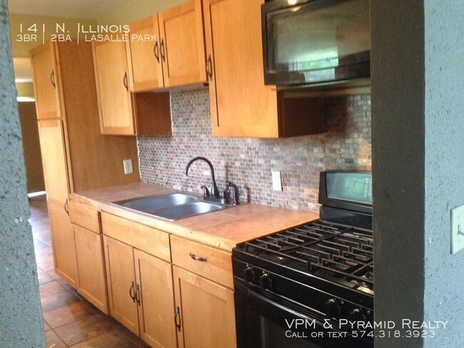 Building Photo - FOR RENT - 3 Bedroom/2 bath