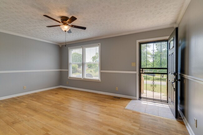 Foto del edificio - 323 Carter Rd
