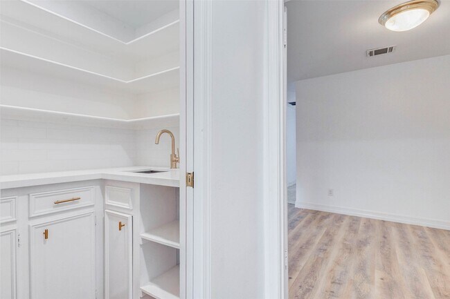 Building Photo - 10720 Briar Forest Dr