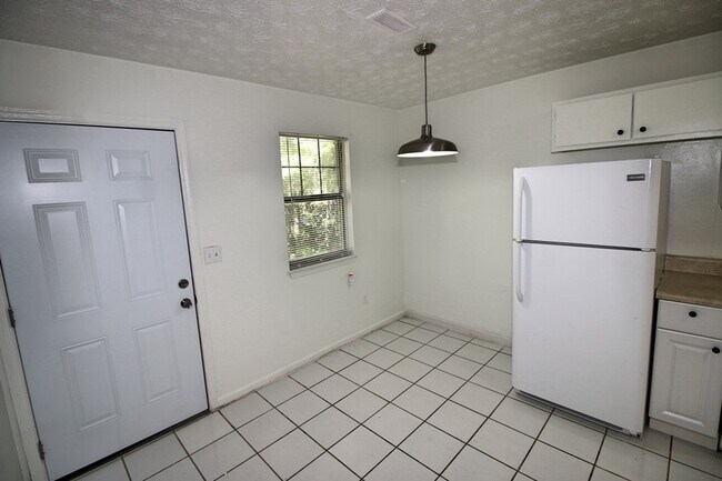 Foto del edificio - 8365 Warren Dr