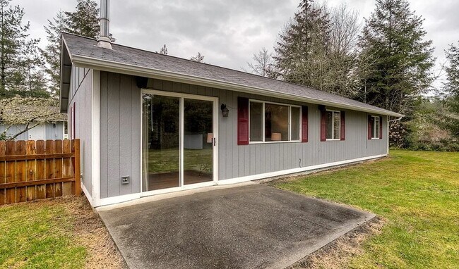 Building Photo - 207 NE Nikki Ln