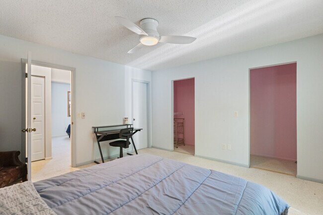 Foto del edificio - 3819 Greenleaf Cir