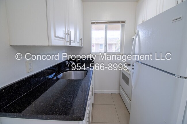 Foto del edificio - 2nd Floor corner 1/1 in GREAT Location - Pool- Laundry on Site