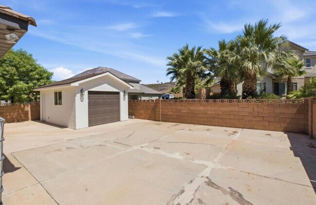 Building Photo - 930 S Indian Cir