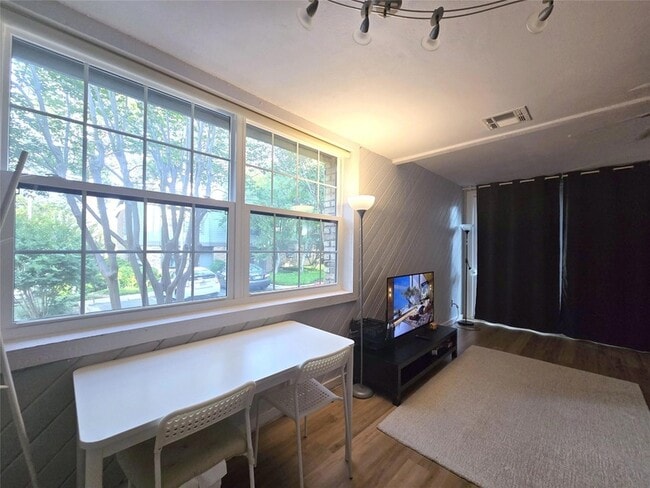 Building Photo - 7122 Wood Hollow Dr