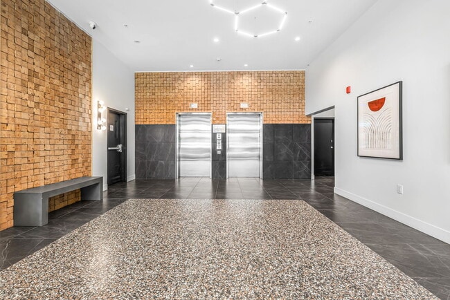 Photo du bâtiment - Bright Beautiful Corner Suite at Clyde – S...