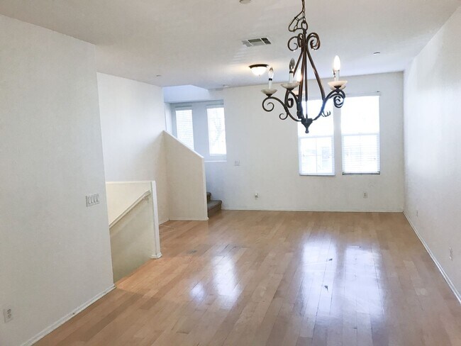 Foto del edificio - Tri-level 3BR/3.5BATH Townhouse Near Old T...