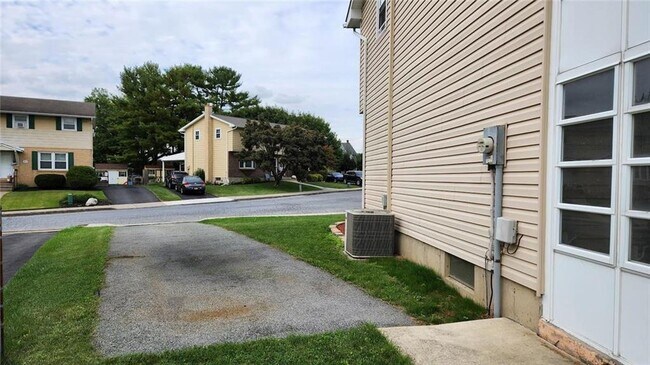 Foto del edificio - 98 Meadow Ln